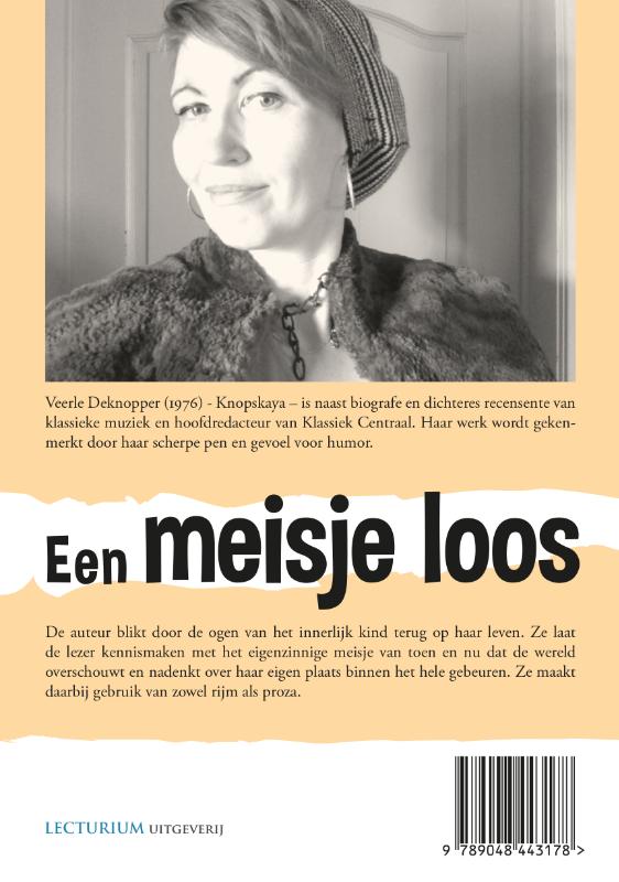 Een meisje loos groeipijnen van een nachtschadebloesem