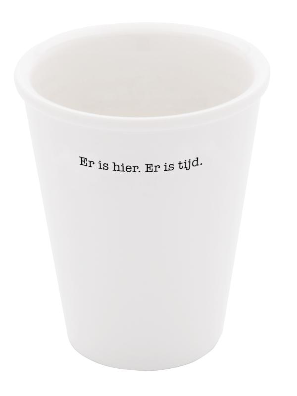 Beker met dichtregel: Er is hier. Er is tijd. 