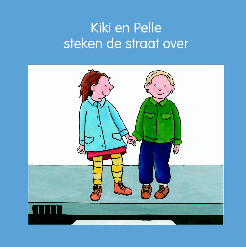 Kiki en Pelle steken de straat over 